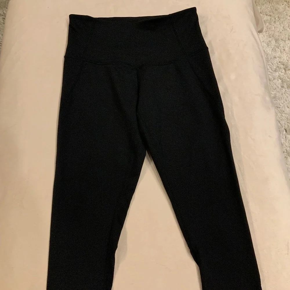 Zella Black M Capri leggings Active Yoga Gym Travel Adventure Outdoor Normcore